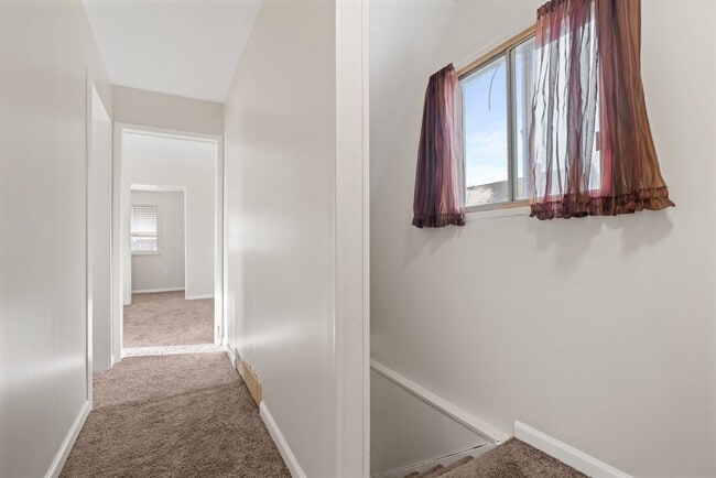 Building Photo - Stunning 3 bedroom home in McKees Rocks available now!