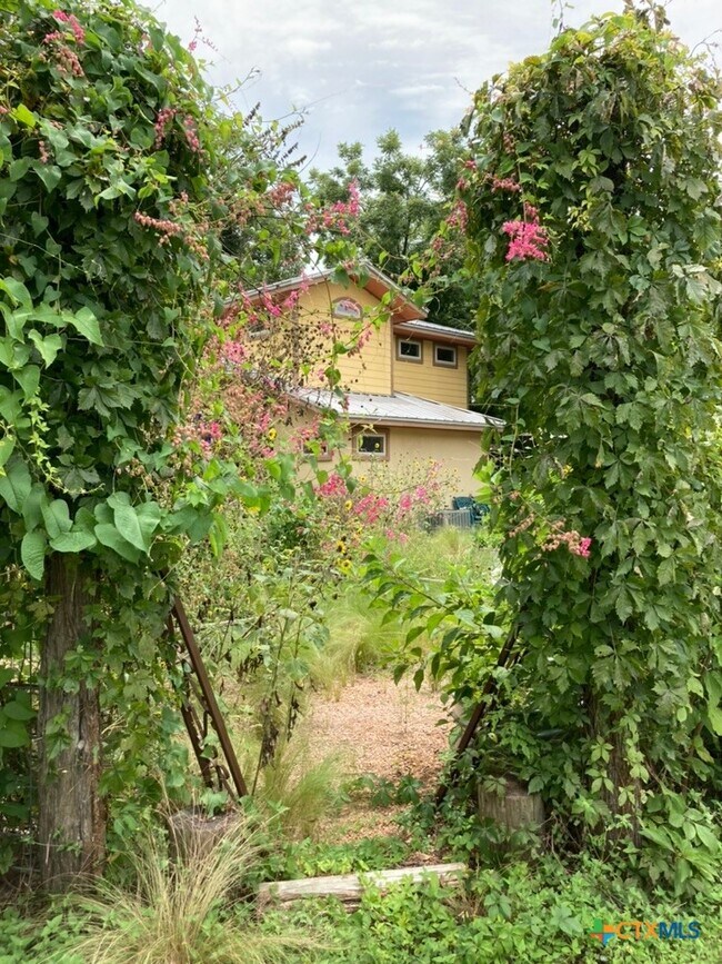 Building Photo - 121 Butler Ln