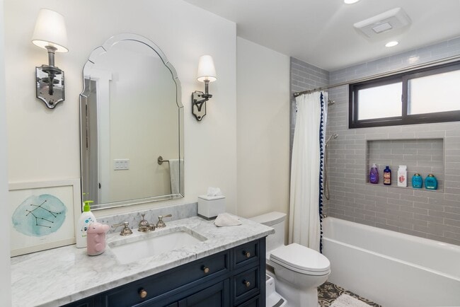 Building Photo - Prime Single Family Home