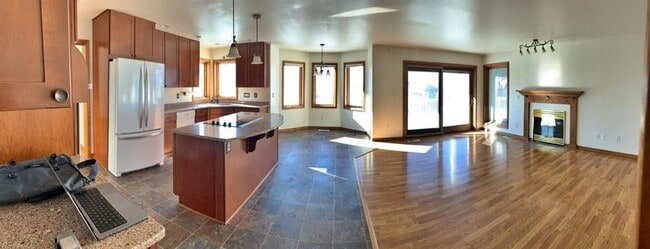 Building Photo - Welcoming 5 bed 3.5 bath South Hills Home