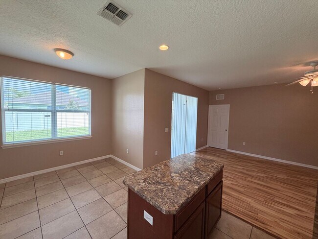 Building Photo - 633 Highland Meadows Ave