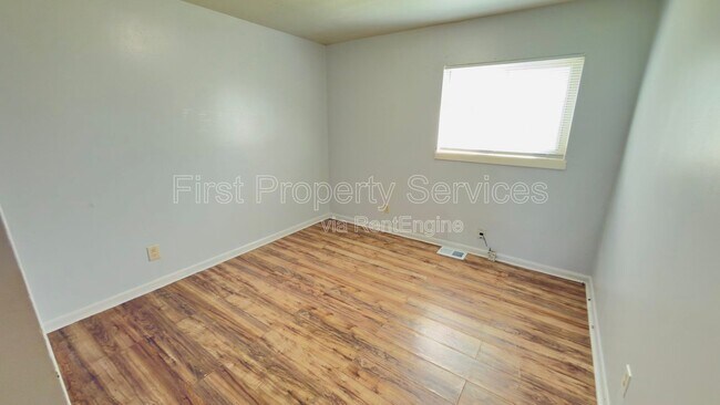 Building Photo - 400 N Clark Blvd