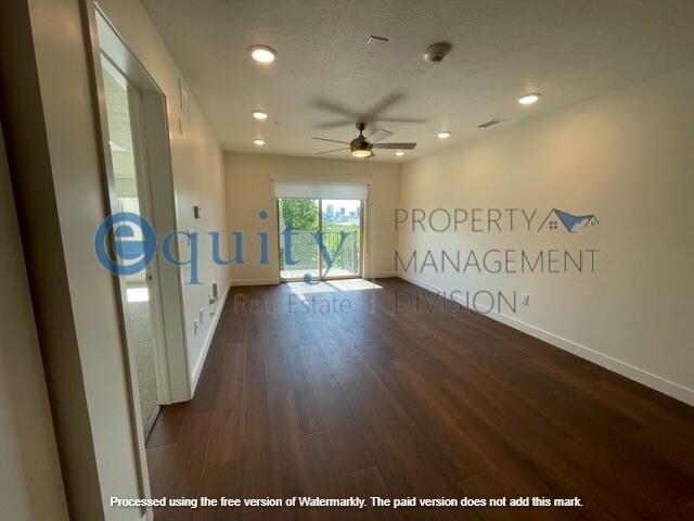Building Photo - 1032 E 400 S