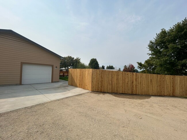 Building Photo - Stunning brand new 3 bed, 2 bath Hamilton ...