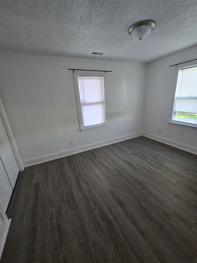 Building Photo - Adorable 3 bed 1 bath house! Spacious unit!