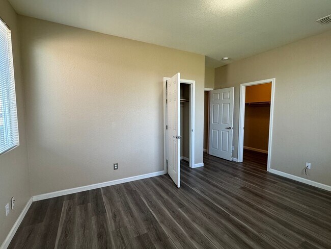 Building Photo - Four Bed, Two Bath Home Close to Hwy 99 an...