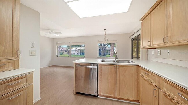 Building Photo - 515 Rousseau Dr