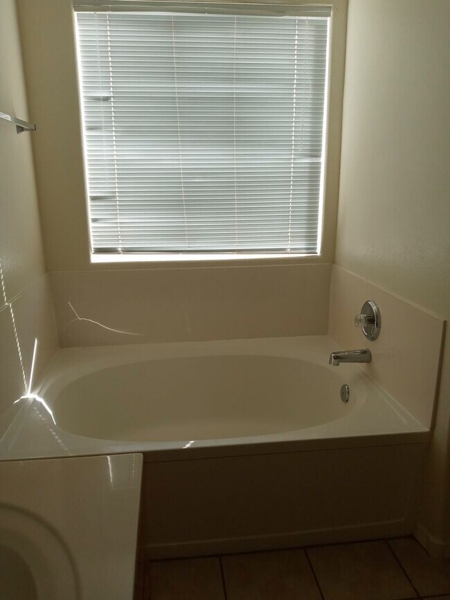 Building Photo - Enchanted Hills