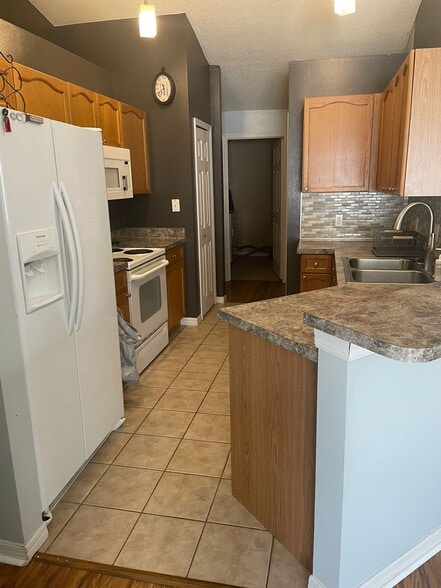 Kitchen - 3650 Oakdale Cir