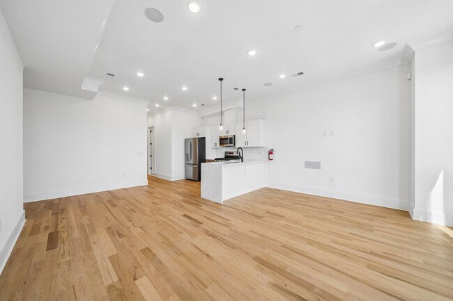 Building Photo - 169 Bowers St