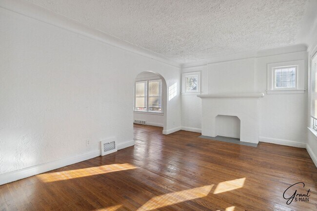 Building Photo - 4 Bedroom 2 Bath $1700