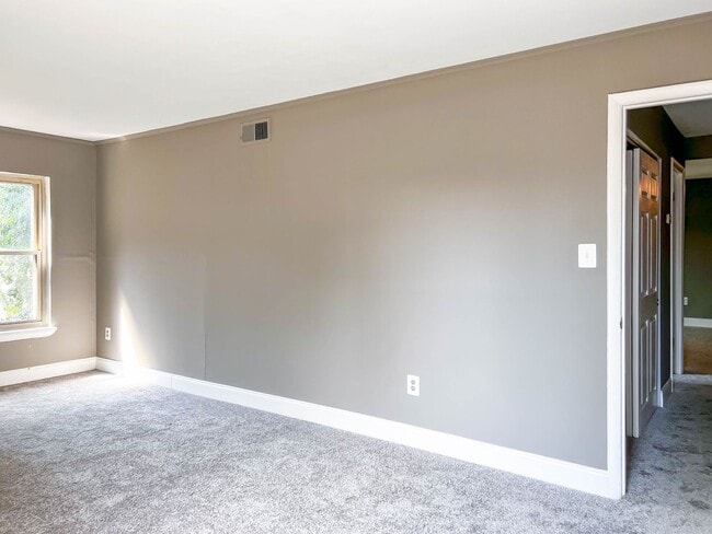 Building Photo - Suitland MD 2 BR 1 BA Renovated Condo