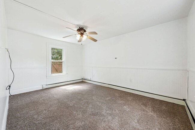 Building Photo - Stunning 2 Bedroom home in Greensburg avai...