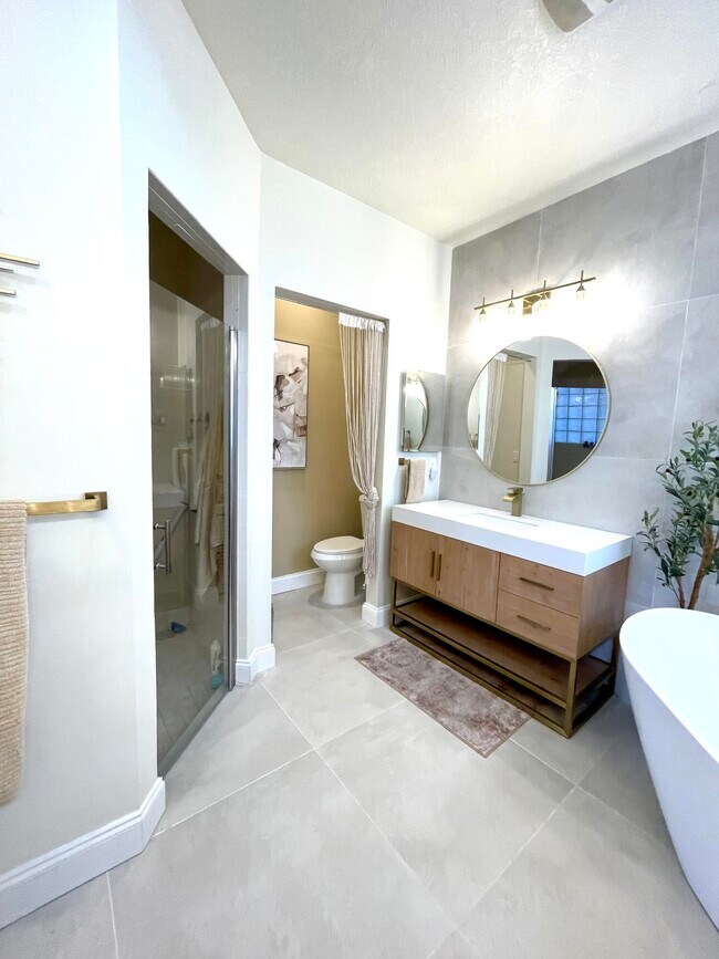 Building Photo - 8163 Alberti Dr