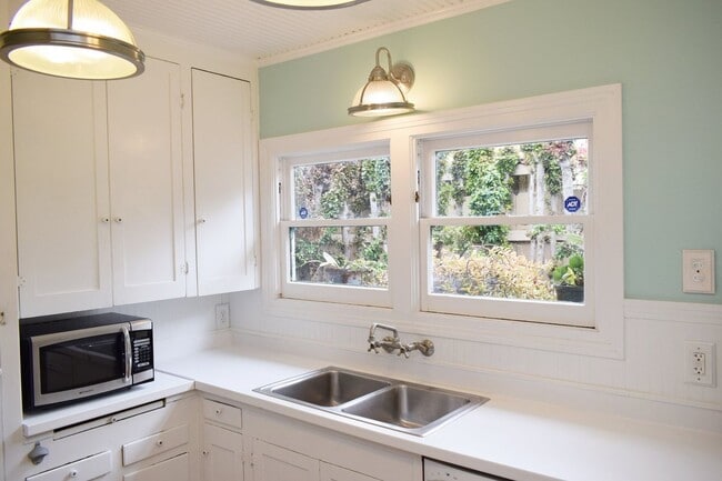 Building Photo - University Heights- Charming 2BR 1BA Craft...