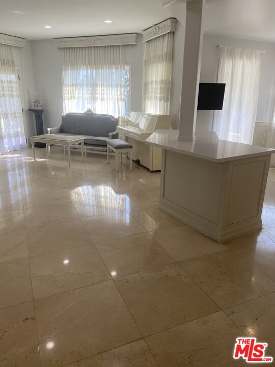 Building Photo - 435 Arnaz Dr