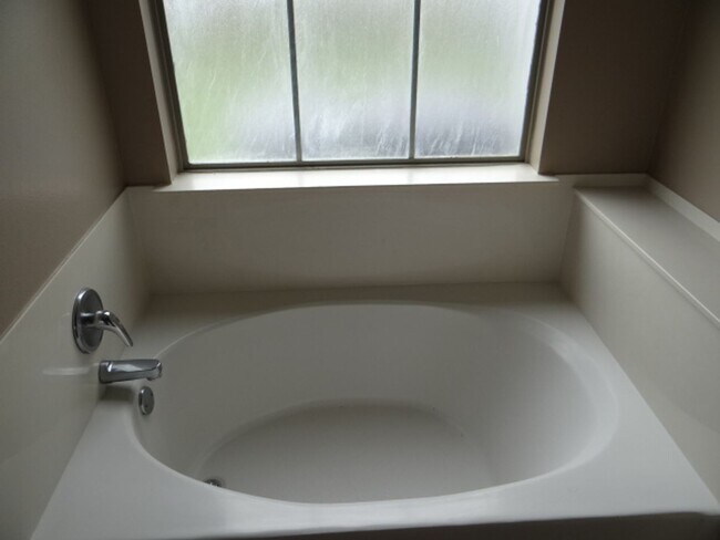 Building Photo - Beautiful Home for Lease in Maple Leaf Sub...