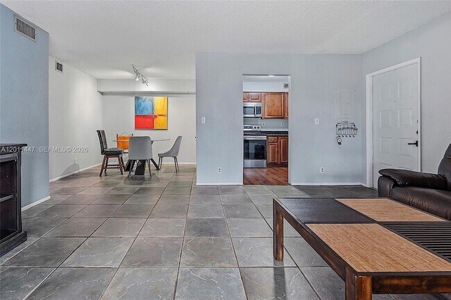 Building Photo - 3083 N Oakland Forest Dr