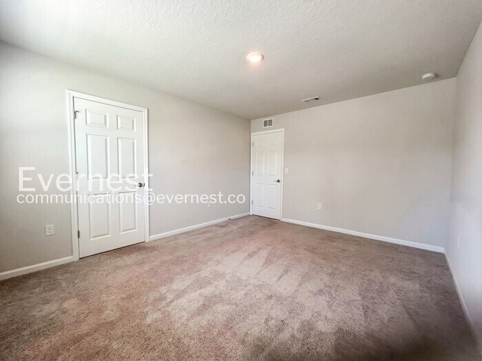 Building Photo - 17 Riverside Ln