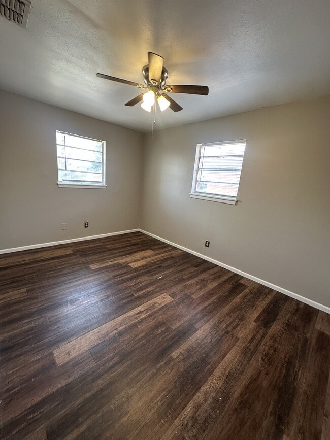 Building Photo - Spacious Duplex with Off-Street Parking