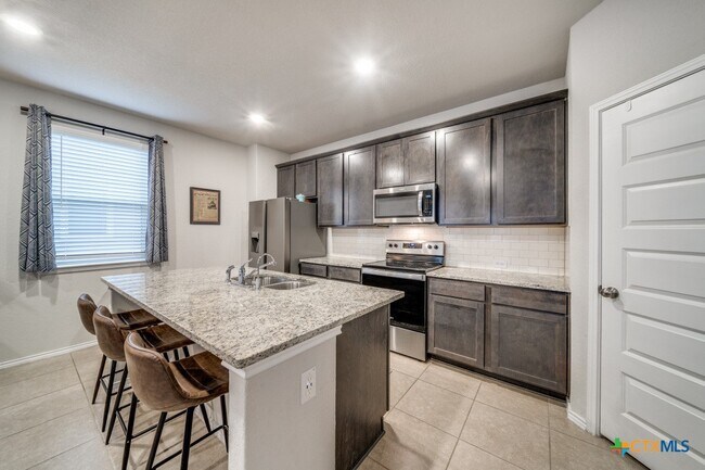 Building Photo - 2421 Ayers Dr