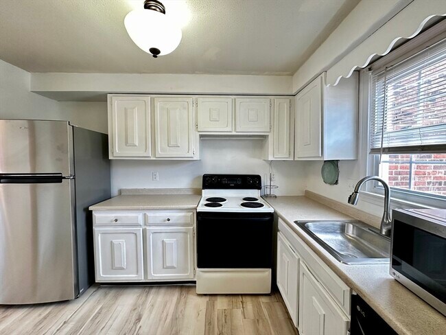 Building Photo - 540 Granby Rd