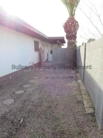Building Photo - 1901 S Farmer Ave