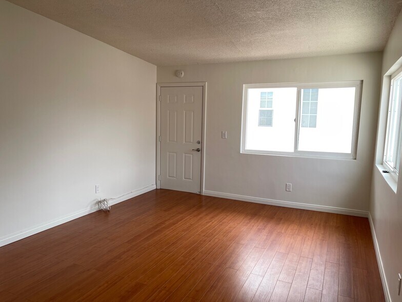 Primary Photo - 2015 Plant Ave