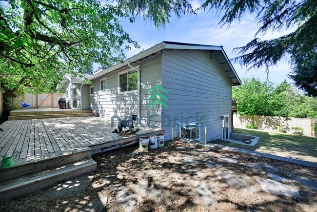 Building Photo - "Spacious 4-Bedroom Retreat with 3 Baths in the Heart of Kirkland – 2,480 Sq. Ft. of Pure Comfort!"