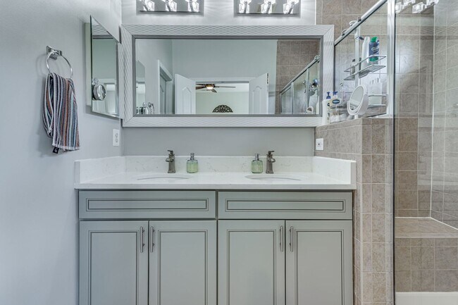 Building Photo - Belmont Bay Beauty! Three level two car ga...
