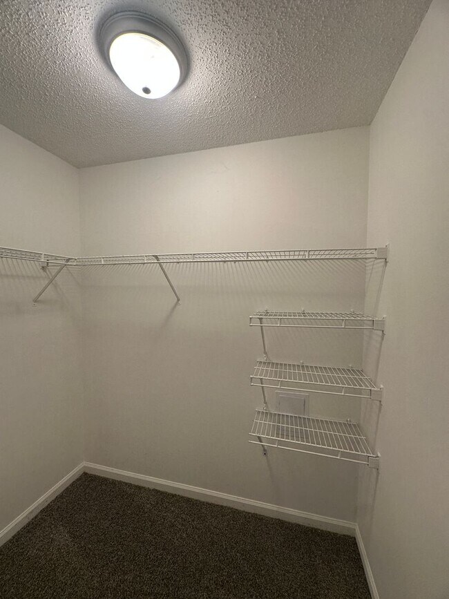 Building Photo - Briarwood West!  End Unit!
