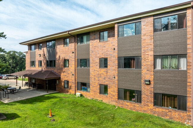 Building Photo - Oak Park Manor