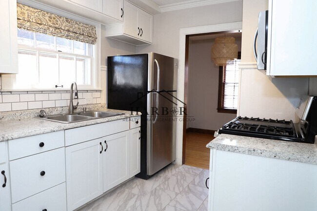 Building Photo - 3 Bedroom Single Family Home in SE Rochest...