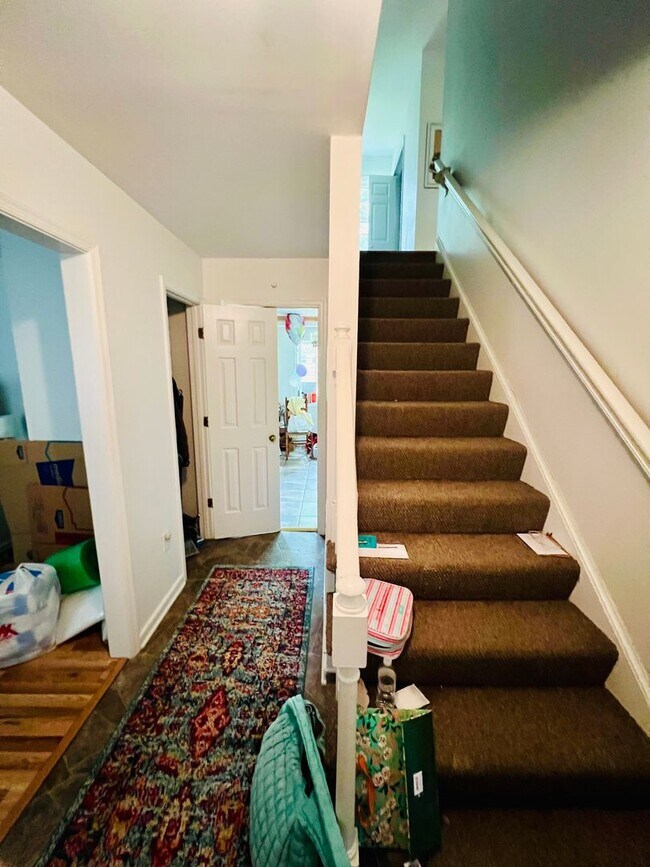 Building Photo - Charming 4bdrm/2.5bth Home with Ample Space and Modern Amenities
