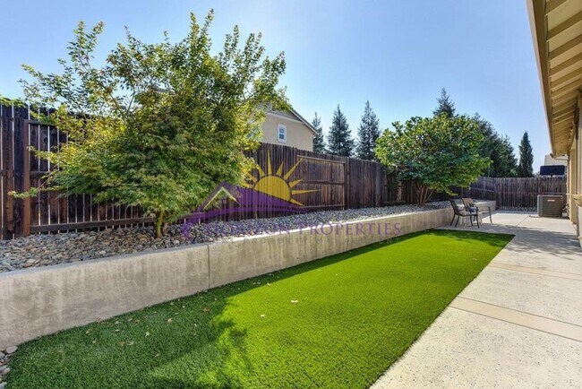 Building Photo - Beautiful 3 Bed 2.5 Bath 1,983sqft single family home with New LVP Flooring & 3-Car Garage in Ana...
