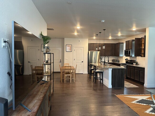 Building Photo - End unit Townhouse in Victory Ridge