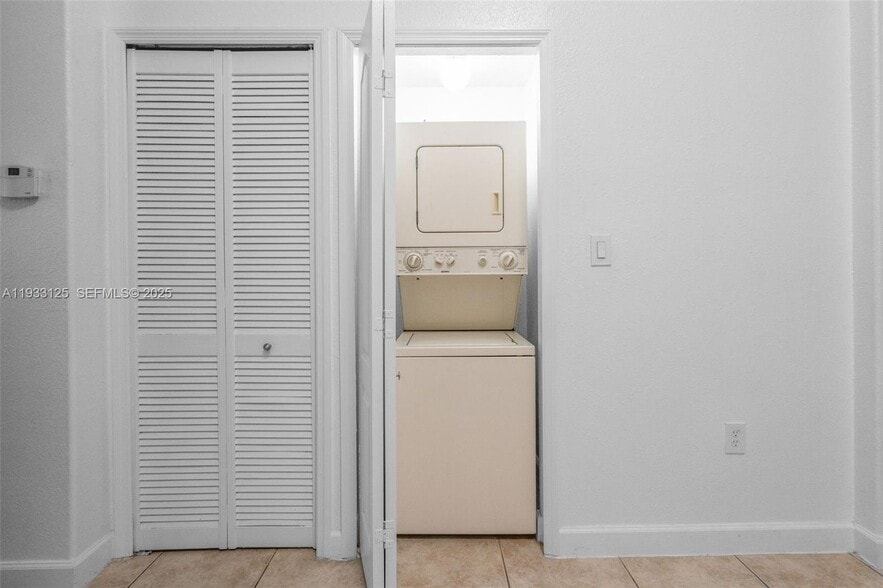 Building Photo - 2731 SE 17th Ave