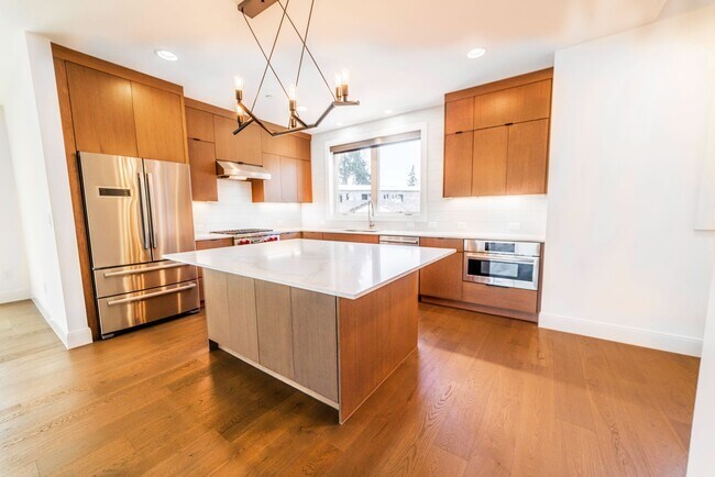 Building Photo - Park Central Townhomes - 4 Stories, 3 bedr...
