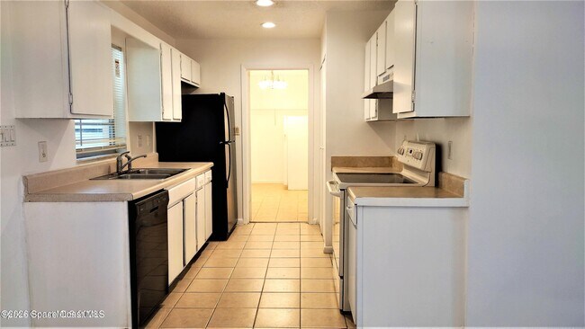 Building Photo - 312 Brescia St NE