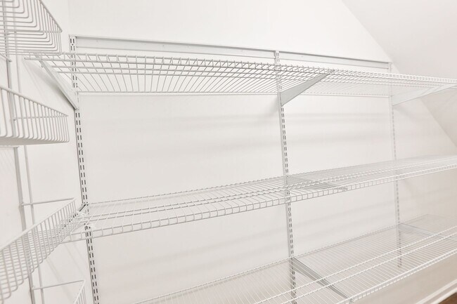 Building Photo - Gorgeous 2Bed/1bath in Logan Square! Condo Quality! In-Unit Laundry! Central Air! Stainless Steel!