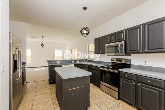 Building Photo - 831 Balmoral Dr