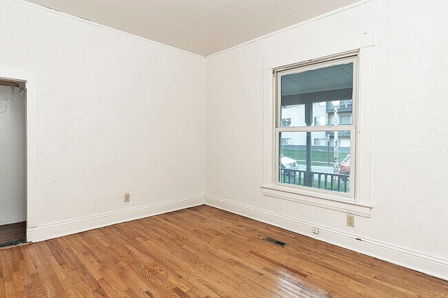 Building Photo - 117 Louis St