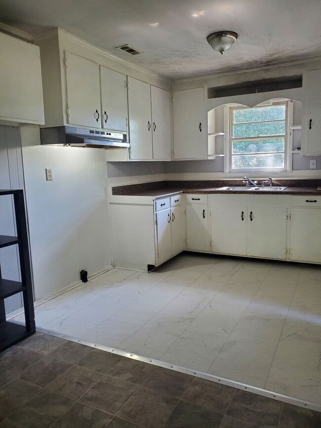 Building Photo - 710 Linwood Ave