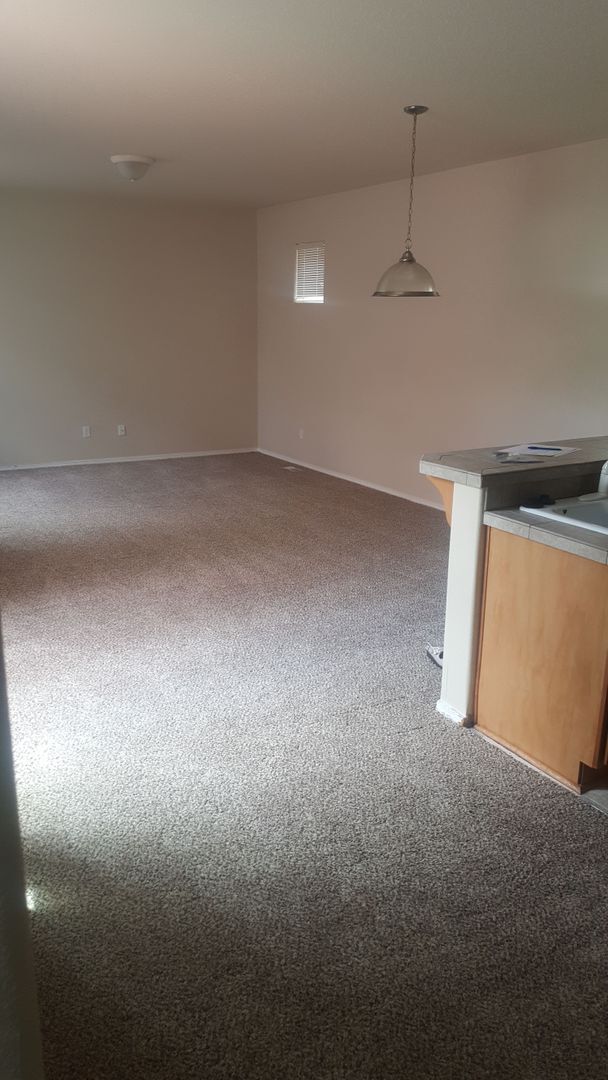 Building Photo - 3 bedroom Home - Quiet  - with courtyard -...