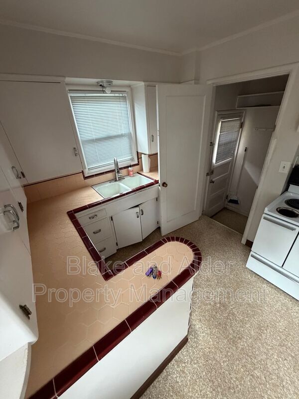 Building Photo - 7303 SE Madison St