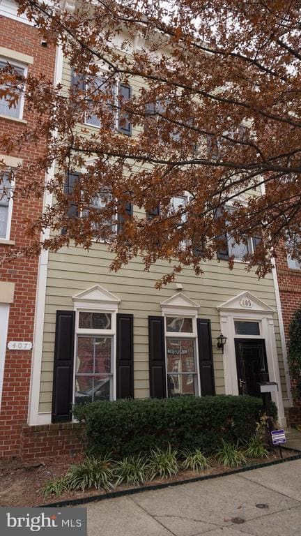 Building Photo - 405 Main St