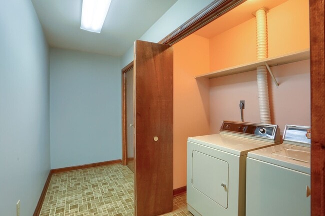 Building Photo - 4912 Follins Ct