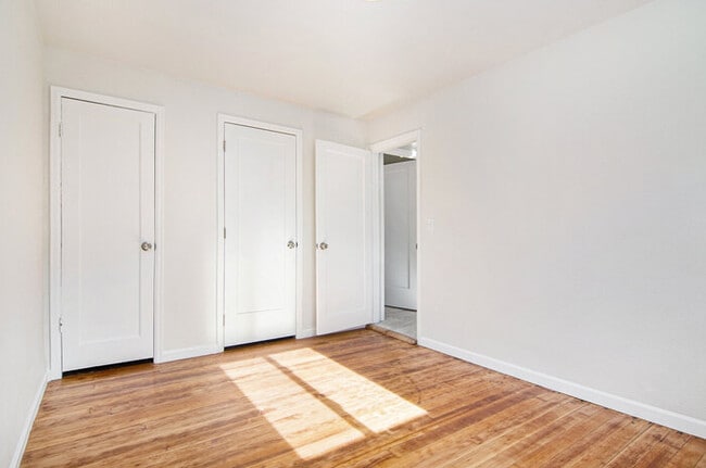 Building Photo - 105 S Kendall St