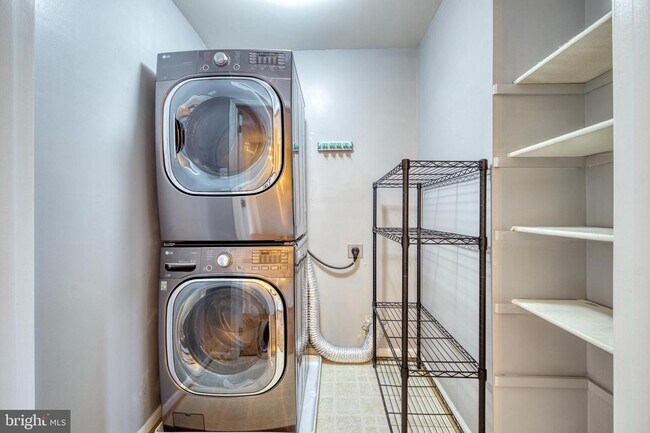 Building Photo - 5742 Governors Pond Cir