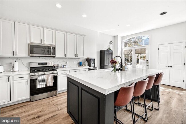 Building Photo - 910 Featherstone St